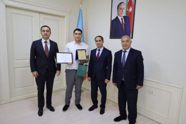 İsmayıllı Rayon İcra Hakimiyyətinin başçısı Nahid Bağırov 2024–2025-ci tədris ilində İsmayıllı rayonunda təhsil sahəsində yüksək nəticə göstərmiş məzunlarla görüş keçirib