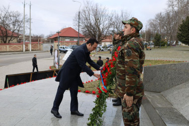 İsmayıllıda Xocalı soyqırımının 34-cü ildönümü ilə əlaqədar “Soyqırım abidəsi”i ziyarət olunub