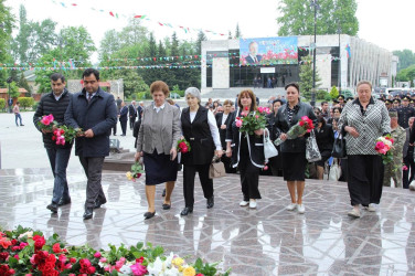 Bütün ömrünü sədaqət və fədakarlıqla xalqına həsr edən Heydər Əliyevin anadan olmasının 100-cü ildönümü bu gün ölkəmizdə geniş şəkildə qeyd olunur