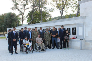 27 Sentyabr Anım Günü ilə əlaqədar DOST İnklüziv İnkişaf və Yaradıcılıq Mərkəzinin “DOST EVİ” filialının benefisiarları və əməkdaşları İsmayıllı rayon Şəhidlər Xiyabanını ziyarət ediblər