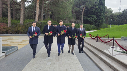 Bir qrup gənc Ümummilli Lider Heydər Əliyevin abidəsini ziyarət edib
