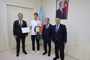 İsmayıllı Rayon İcra Hakimiyyətinin başçısı Nahid Bağırov 2024–2025-ci tədris ilində İsmayıllı rayonunda təhsil sahəsində yüksək nəticə göstərmiş məzunlarla görüş keçirib