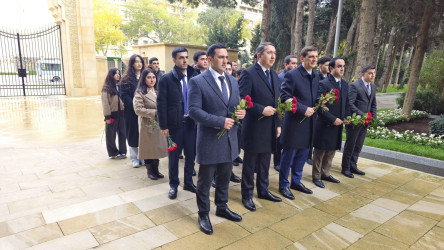 Bir qrup gənc Ümummilli Lider Heydər Əliyevin abidəsini ziyarət edib