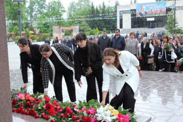 Bütün ömrünü sədaqət və fədakarlıqla xalqına həsr edən Heydər Əliyevin anadan olmasının 100-cü ildönümü bu gün ölkəmizdə geniş şəkildə qeyd olunur