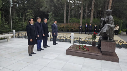 Bir qrup gənc Ümummilli Lider Heydər Əliyevin abidəsini ziyarət edib