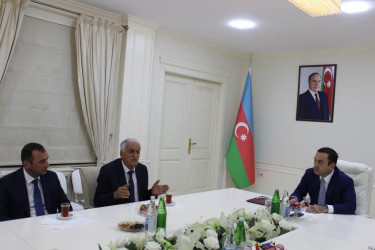 RİH başçısı Nahid Bağırov əməkdar müəllim Qalib Bəşirovu 70 illik yubileyi münasibətilə təbrik edib.