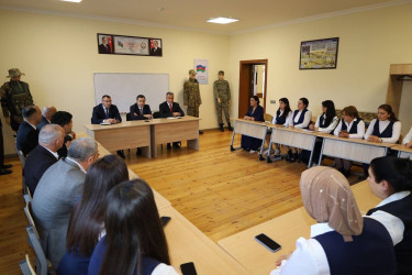 İsmayıllı Rayon İcra Hakimiyyətinin başçısı Nahid Bağırov şəhər 4 nömrəli tam orta məktəbin kollektivi ilə görüş keçirib