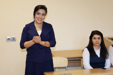 İsmayıllı Rayon İcra Hakimiyyətinin başçısı Nahid Bağırov şəhər 4 nömrəli tam orta məktəbin kollektivi ilə görüş keçirib