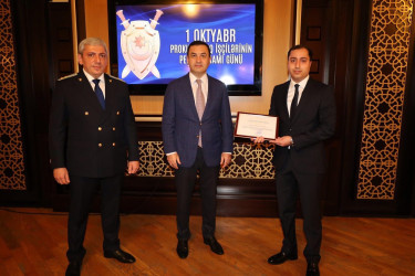 1 oktyabr - Prokurorluq işçilərinin peşə bayramı günüdür