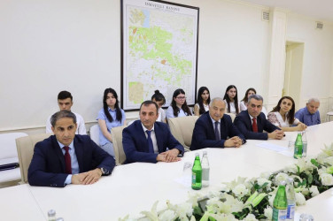 İsmayıllı Rayon İcra Hakimiyyətinin başçısı Nahid Bağırov 2024–2025-ci tədris ilində İsmayıllı rayonunda təhsil sahəsində yüksək nəticə göstərmiş məzunlarla görüş keçirib