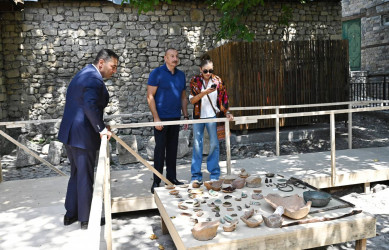 İlham Əliyev və birinci xanım Mehriban Əliyeva İsmayıllı rayonunda “Basqal” Dövlət Tarix-Memarlıq Qoruğu ərazisində aparılan və icrası nəzərdə tutulan tikinti-bərpa işləri ilə tanış olublar