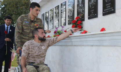 27 Sentyabr Anım Günü ilə əlaqədar DOST İnklüziv İnkişaf və Yaradıcılıq Mərkəzinin “DOST EVİ” filialının benefisiarları və əməkdaşları İsmayıllı rayon Şəhidlər Xiyabanını ziyarət ediblər