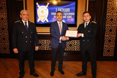 1 oktyabr - Prokurorluq işçilərinin peşə bayramı günüdür