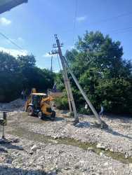 Kürdüvan kəndində qəzalı vəziyyətdə olan elektrik dayağı bərpa olunub