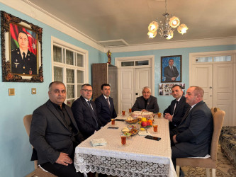 Rayon İcra Hakimiyyəti tərəfindən Vətən müharibəsi şəhidi Famil Əhmədzadənin atası Ağaəhməd Əhmədovun 75 illik yubileyi münasibətilə təbrik edilib