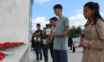 27 Sentyabr Anım Günü ilə əlaqədar DOST İnklüziv İnkişaf və Yaradıcılıq Mərkəzinin “DOST EVİ” filialının benefisiarları və əməkdaşları İsmayıllı rayon Şəhidlər Xiyabanını ziyarət ediblər