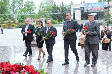 Bütün ömrünü sədaqət və fədakarlıqla xalqına həsr edən Heydər Əliyevin anadan olmasının 100-cü ildönümü bu gün ölkəmizdə geniş şəkildə qeyd olunur