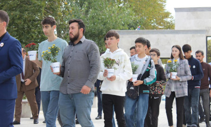 27 Sentyabr Anım Günü ilə əlaqədar DOST İnklüziv İnkişaf və Yaradıcılıq Mərkəzinin “DOST EVİ” filialının benefisiarları və əməkdaşları İsmayıllı rayon Şəhidlər Xiyabanını ziyarət ediblər