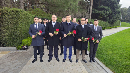 Bir qrup gənc Ümummilli Lider Heydər Əliyevin abidəsini ziyarət edib