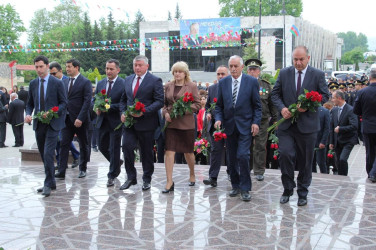 Bütün ömrünü sədaqət və fədakarlıqla xalqına həsr edən Heydər Əliyevin anadan olmasının 100-cü ildönümü bu gün ölkəmizdə geniş şəkildə qeyd olunur