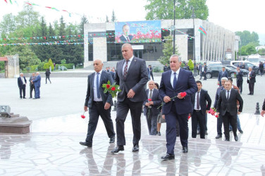 Bütün ömrünü sədaqət və fədakarlıqla xalqına həsr edən Heydər Əliyevin anadan olmasının 100-cü ildönümü bu gün ölkəmizdə geniş şəkildə qeyd olunur