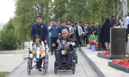 27 Sentyabr Anım Günü ilə əlaqədar DOST İnklüziv İnkişaf və Yaradıcılıq Mərkəzinin “DOST EVİ” filialının benefisiarları və əməkdaşları İsmayıllı rayon Şəhidlər Xiyabanını ziyarət ediblər