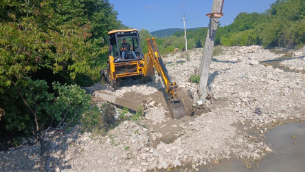 Kürdüvan kəndində qəzalı vəziyyətdə olan elektrik dayağı bərpa olunub
