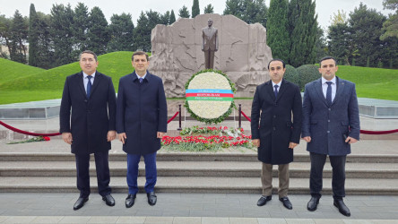 Bir qrup gənc Ümummilli Lider Heydər Əliyevin abidəsini ziyarət edib