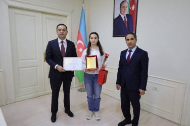 İsmayıllı Rayon İcra Hakimiyyətinin başçısı Nahid Bağırov 2024–2025-ci tədris ilində İsmayıllı rayonunda təhsil sahəsində yüksək nəticə göstərmiş məzunlarla görüş keçirib