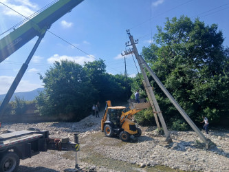Kürdüvan kəndində qəzalı vəziyyətdə olan elektrik dayağı bərpa olunub